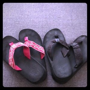 2 pairs of reef sandals